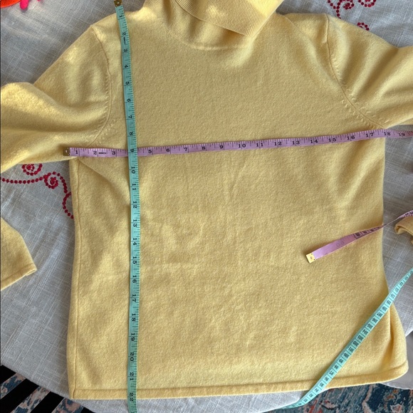 Saffron 100% Cashmere Sweater Butter Yellow Turtleneck Cabincore Size Medium - Picture 10 of 11